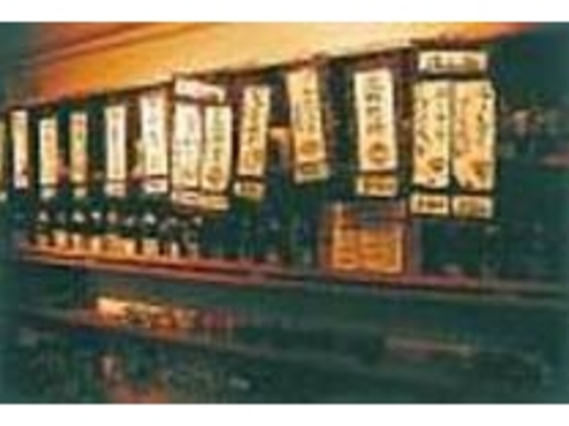 気になるメニューは、カウンター奥にズラリ_沖縄料理と泡盛の店 波のうえ