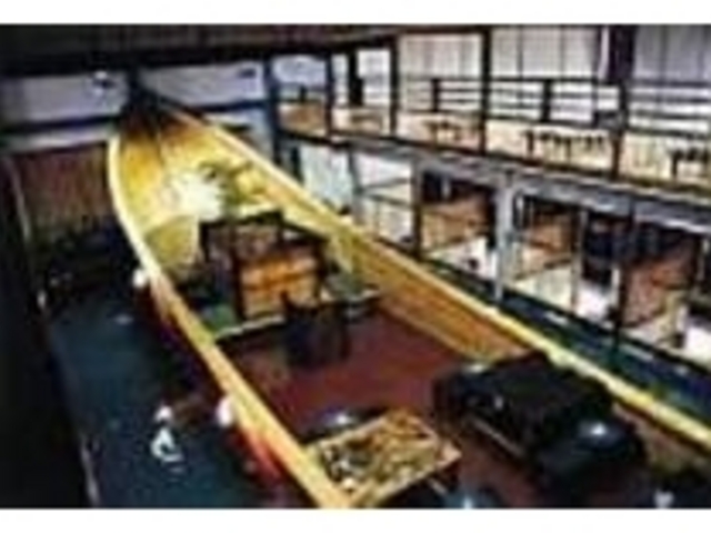 店内中央に構える巨大船!その迫力に圧倒_釣り船茶屋 ざうお本店
