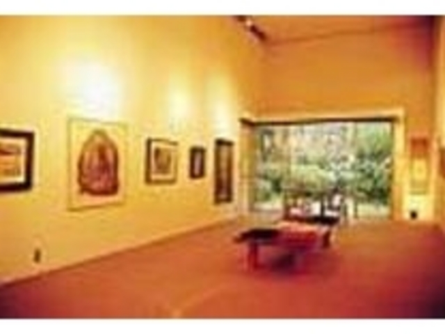 ゆったりとした部屋に展示された作品_中村正義の美術館