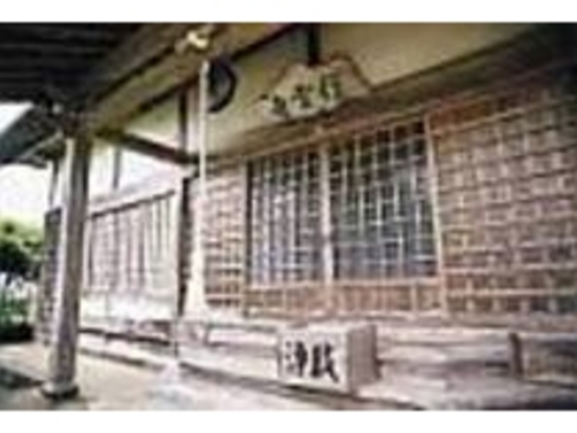 藤棚をくぐると趣のある外観の御堂_住雲寺