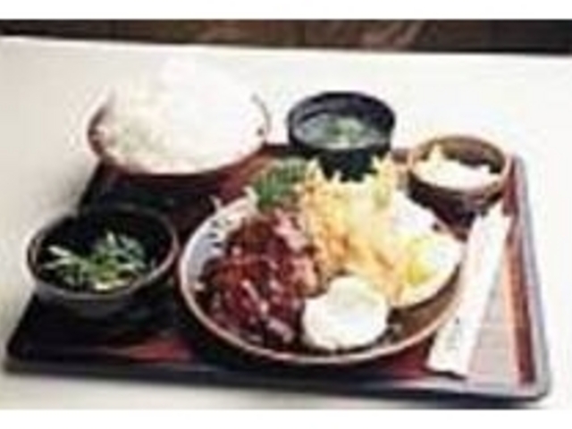 お手頃価格でこのボリュームがうれしい_ハンバーグ・カツの店 ぼうげつ