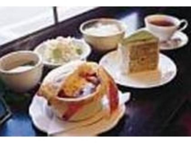 つぼ焼パイBセットには自家製ケーキも付く_カフェレストランすえひろ