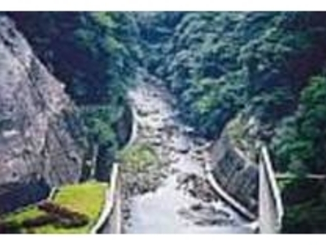急匂配なダムとは対照的に緩やかな流れの湖_クイナ湖
