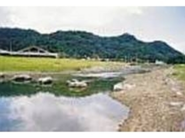 奥集落を横切る、静寂な流れの奥川_奥集落