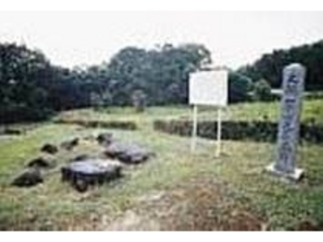 小高い丘の上に原山ドルメンはある_原山ドルメン