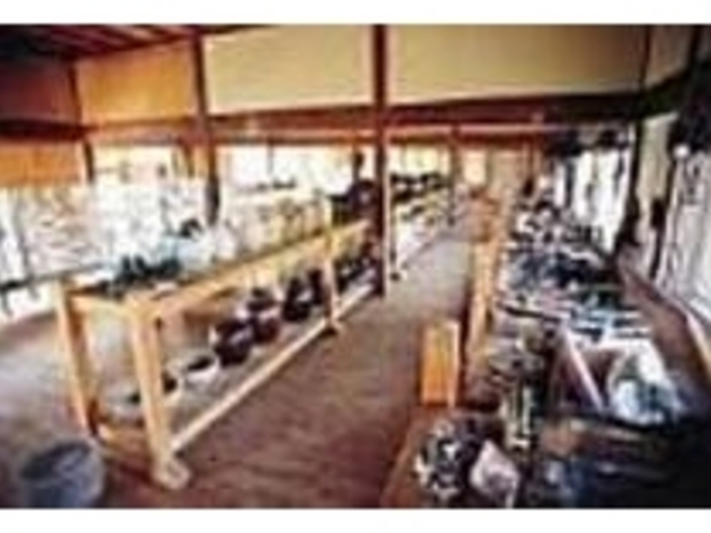 食器や農耕具など暮らしに密着した物を展示_堂崎民俗資料館