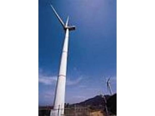 大きなプロペラが風をとらえ、電気を起こす_五島岐宿風力発電研究所