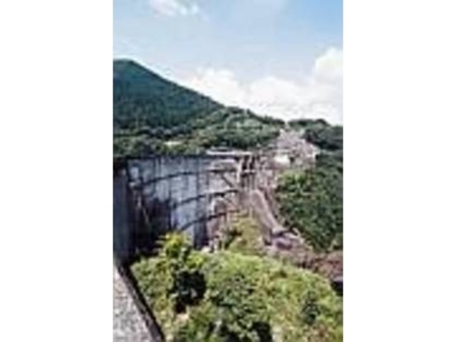 山々の懐に抱かれた壮大な規模のダム_上椎葉ダム
