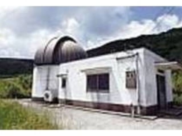 大勢で見られる星座観賞用のモニターも装備_中之島天文台
