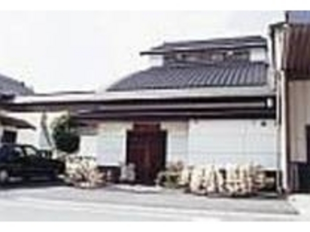 白壁に紙を貼ったうちわを干す風景も情緒的_栗川商店