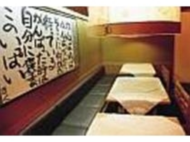 ゆったりできる落ち着いた雰囲気の店内_すぱいすまん