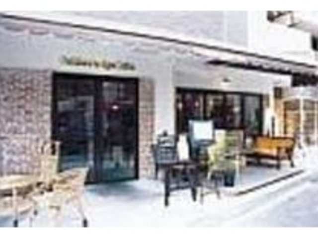 店頭にソファが並びとても開放的な雰囲気_Golden Fudge Cake