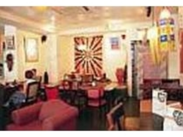 店内ではインディアングッズの購入も可能だ_Golden Fudge Cake