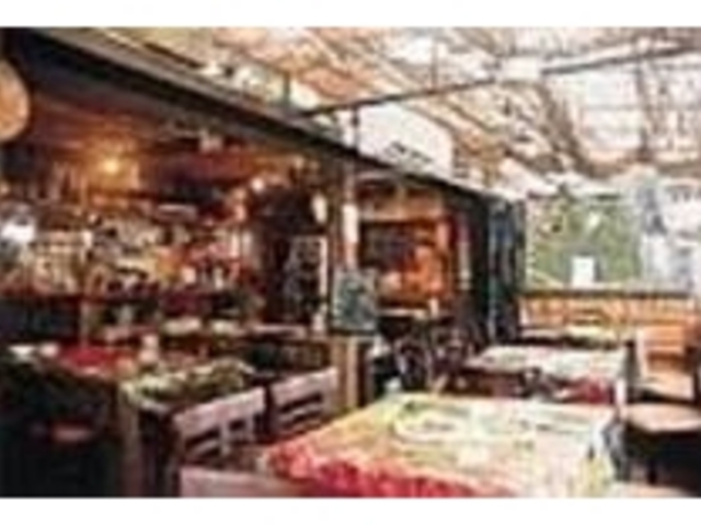 光を多く採り入れる設計で開放的な店内_中目黒ZASSO
