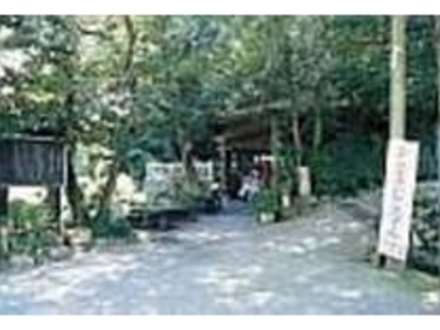 湧水のほとりにあり、夏でも涼しい_八十八ところてん 清水屋