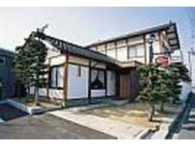 周囲の田園風景にとけ込む日本的な外観_Le Paysan