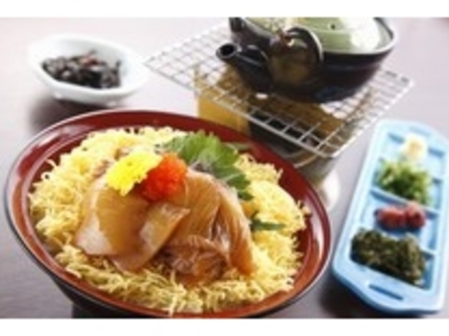 醤三楽丼(ひしおみらくどん)_ベイリゾートホテル小豆島