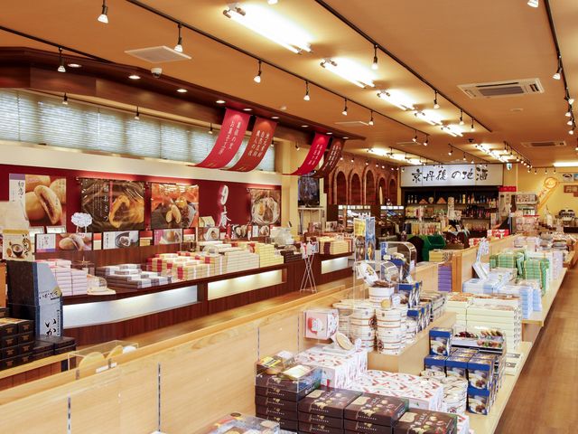 特産品も充実し広々とした店内(木津店)_かに一番 木津店