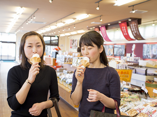 地元ジャージー牛乳を使用した濃厚ソフトクリームも大人気_かに一番 木津店