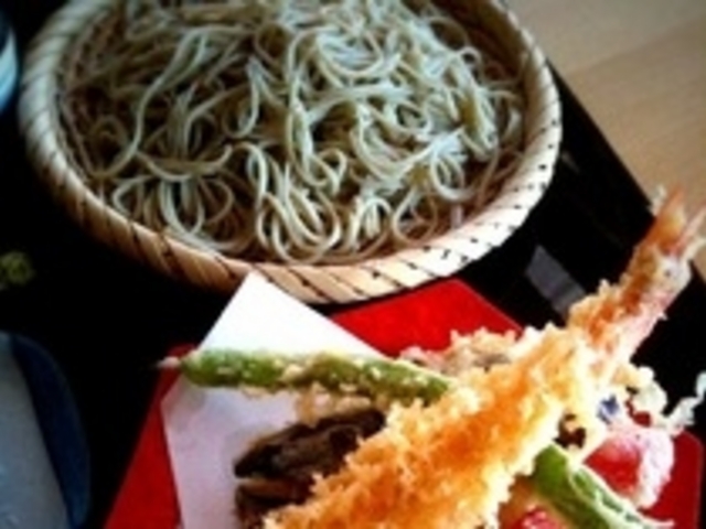 厳選した挽きたての蕎麦粉で打ったそばと自慢の車海老入り天ぷら_手打ちそば 桜