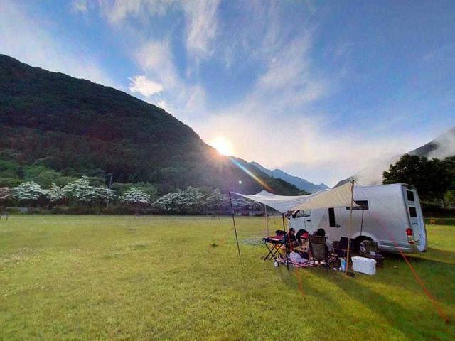 隣はキャンプ場。宿泊施設や飲食店も車ですぐ_フォレスト&ウォーター みなかみベース