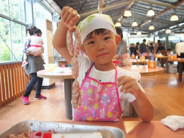 食べ物のなりたちを知って体験できる、手づくり体験教室。大人気のウインナーをはじめ、季節ごとにメニューがあります。_伊賀の里モクモク手づくりファーム