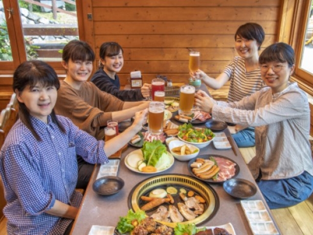 BUUBUUハウスは、1階と屋根付きの2階席があり、バーベキューをお楽しみ頂けます。_伊賀の里モクモク手づくりファーム