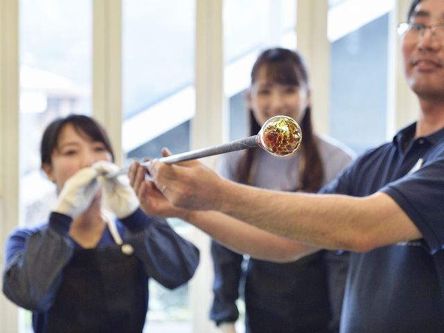 『吹きガラス体験』
どろどろ熔けたガラスに息を吹き込もう♪_箱根クラフトハウス