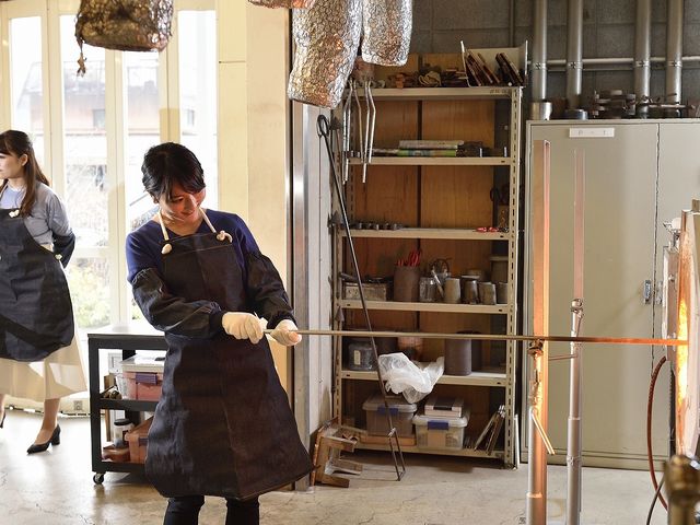 『吹きガラス体験』
1000℃以上の窯の中で、溶かします♪_箱根クラフトハウス