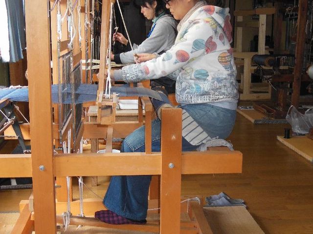 体験織り風景_山崎麻織物工房