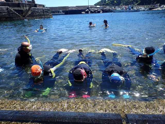 海の中を覗きながら呼吸の練習。_N.P.O パパラギ海と自然の教室