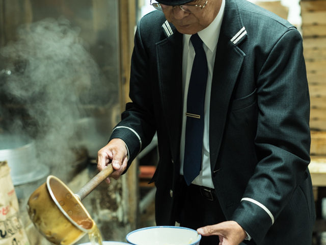 ゆっくり出汁を注ぐドライバー。_うどんタクシー