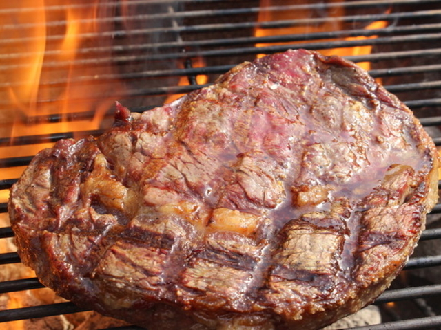 厚切りステーキ肉を豪快に焼く本格アメリカンBBQスタイルです。_ザ・アミーゴスメイカーズピア店