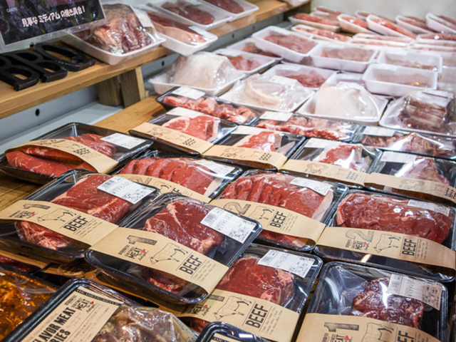 受付の精肉店でお好みのお肉をチョイス!_ザ・アミーゴス大高店