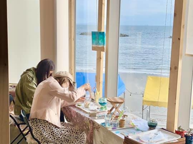建物2階では海の見えるアトリエでキーホルダーやサンドグラス体験ができるよ♪_ココジャングルビーチサイドBBQ