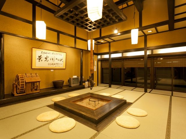 お風呂入り口にある囲炉裏_一の俣温泉グランドホテル