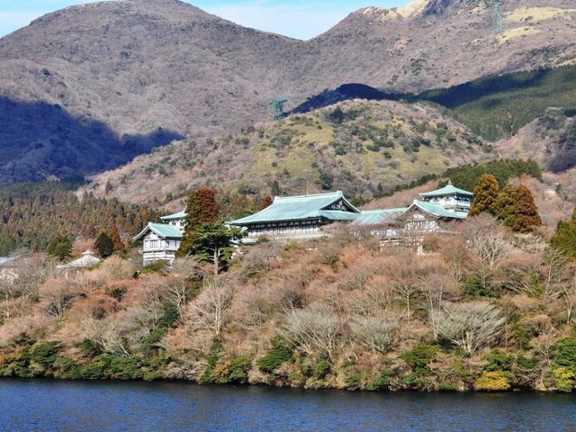 箱根芦ノ湖畔 龍宮殿