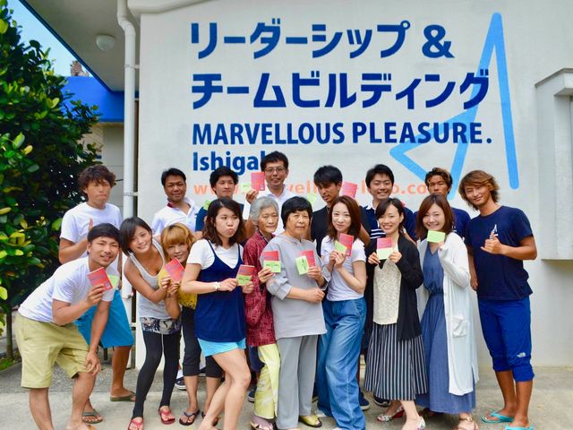 スタッフと仲良く記念撮影_マーヴェラスプレジャーイシガキ
