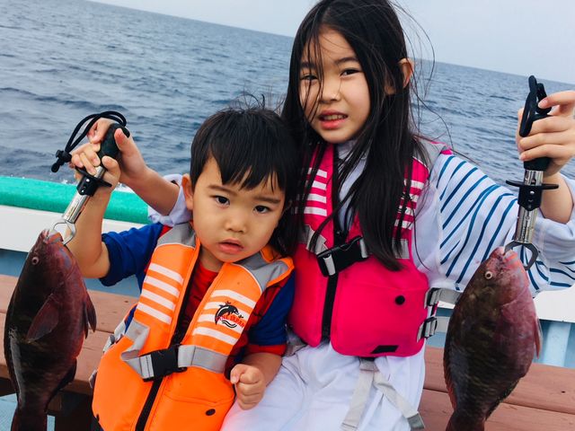 弟さんの面倒見がいいお姉さん、たくさんのイラブチャーを釣り上げました♪_遊漁船 海友丸