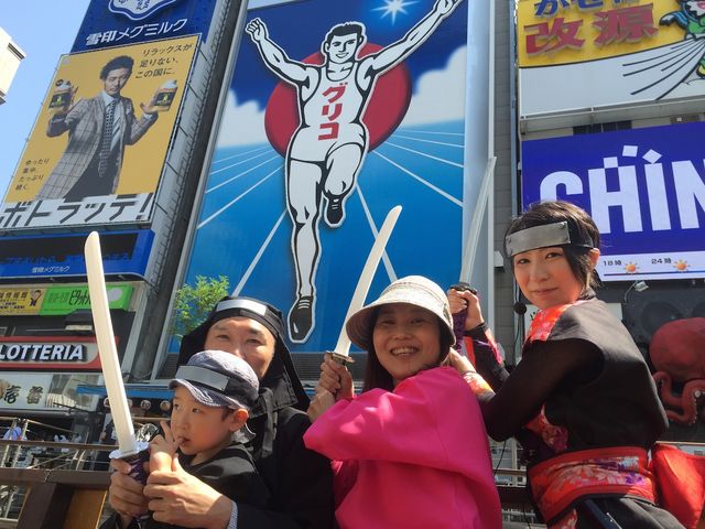 看板前で記念撮影_忍者船Ninja Cruise