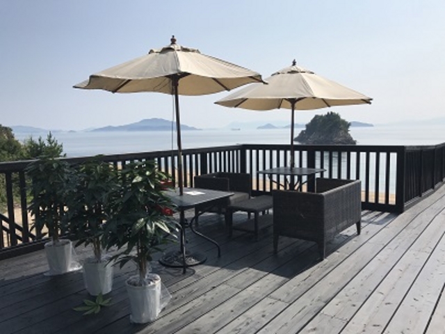NAGI店舗2階のデッキから瀬戸内の海を見ることができます。_Diving Pro Shop NAGI