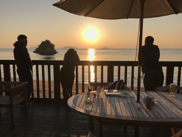 カフェスペースからの夕日をバックに写真を一枚_Diving Pro Shop NAGI
