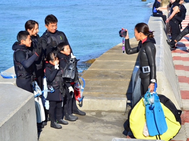 コア&ププでは海に入る前にも必ず記念写真の撮影!海以外でもバシバシ写真を撮ってくれちゃいます
_Ko’a and PuPu