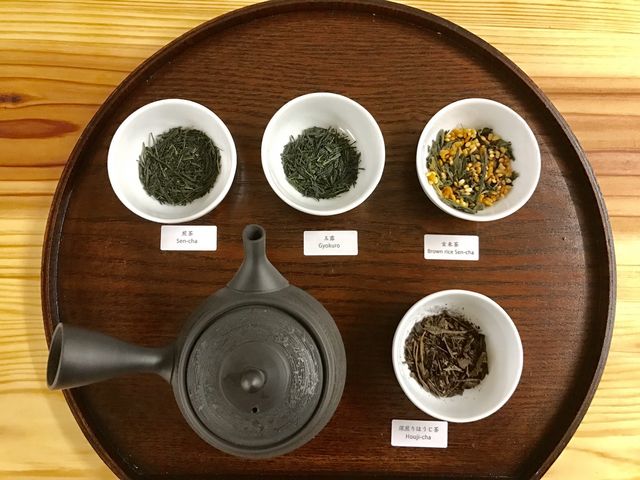 お茶の飲み比べ体験。煎茶、玉露、玄米茶、ほうじ茶といったベーシックなお茶を飲み比べます。_d:matcha Kyoto CAFE&KITCHEN
