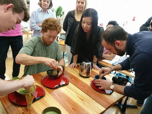 抹茶点て体験は外国の方にも大人気!_d:matcha Kyoto CAFE&KITCHEN