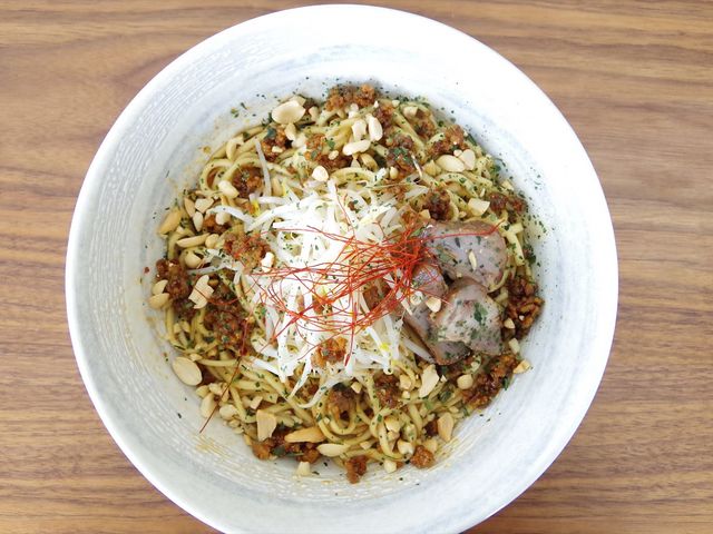 ランチメニューのひとつ、汁無し担々麺。京都の老舗製麺所「麺屋棣鄂」の麺を使うこだわり_d:matcha Kyoto CAFE&KITCHEN