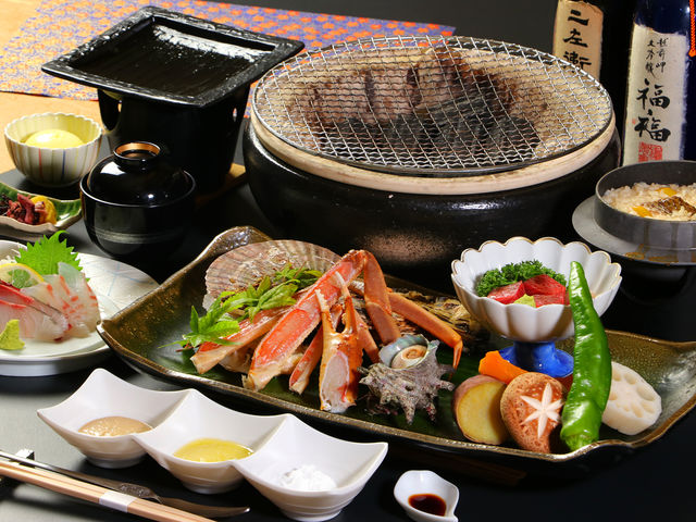 食事は素材の味を大切に「炭火焼懐石」が基本スタイル。冬は越前蟹や敦賀ふぐなど特選素材も楽しめます。_敦賀さざなみリゾートちょうべい