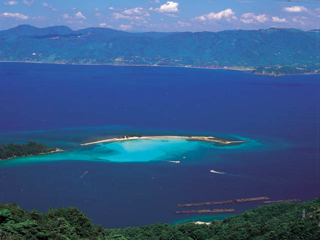 夏だけ渡れる無人島「水島」へちょうべいから車で10分。海水浴シーズンに人気のスポットです。_敦賀さざなみリゾートちょうべい