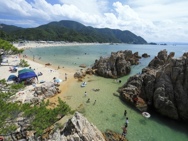 敦賀の海は関西中京方面からいちばん近い日本海「水晶浜」はマリンレジャーを楽しむ方でにぎわいます。_敦賀さざなみリゾートちょうべい