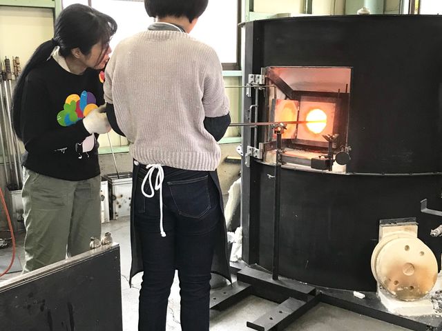 熔解炉、中にガラスが溶けています。_花宵ガラス工房